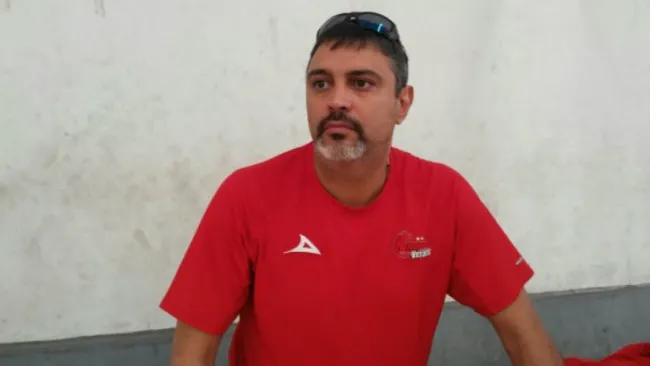 Eddie Casiano, entrenador de los Halcones Rojos de Veracruz 