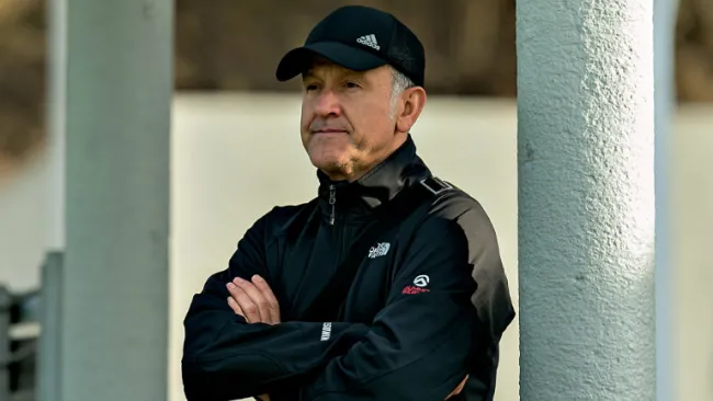 Juan Carlos Osorio observa entrenamiento en el CAR