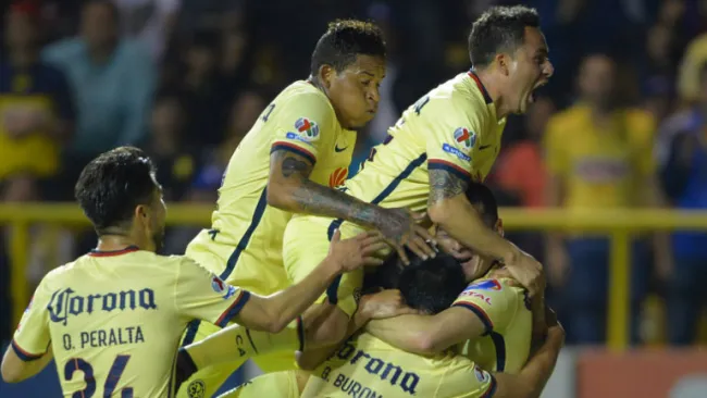 Jugadores del América festejan una anotación contra Dorados 