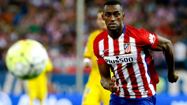 Jackson Martínez disputa un balón con el Atlético