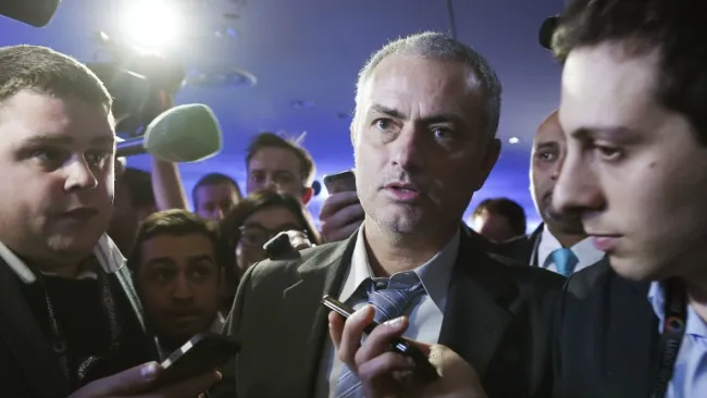 Mou es entrevistado durante un evento