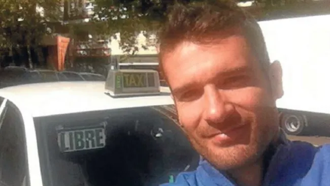 Gerardo García Berodia junto a su taxi en Madrid