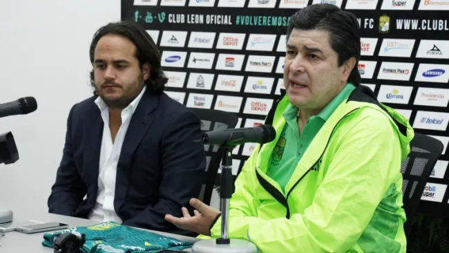 Tena durante su presentación con el León