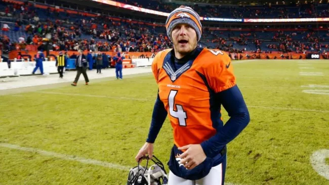 Britton Colquitt durante un partido de los Broncos