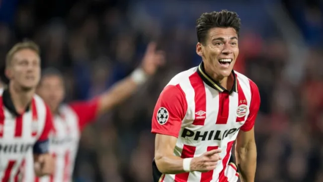 Héctor Moreno celebra un gol con el PSV