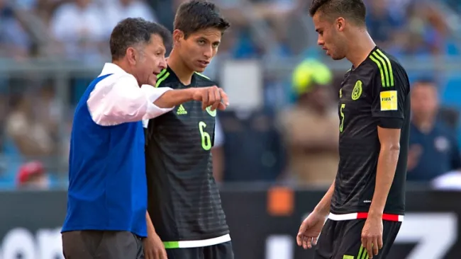 Juan Carlos Osorio da indicaciones a Damm