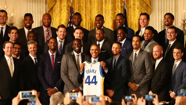 Obama posa con su camiseta que le regalaron los Warrios