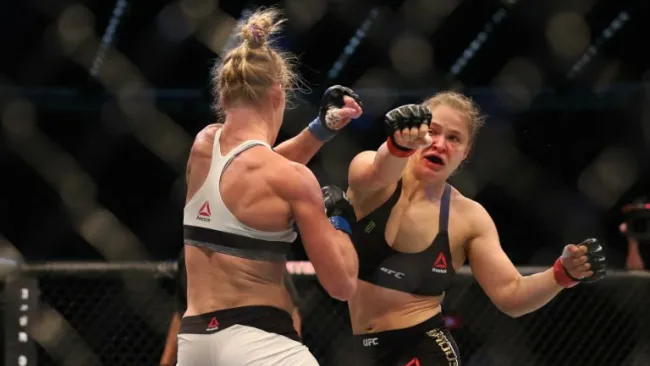Ronda Rousey durante su pelea contra Holly Holm