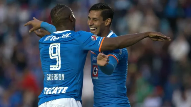 Jorge Benítez y Joffre Guerrón festejan un gol