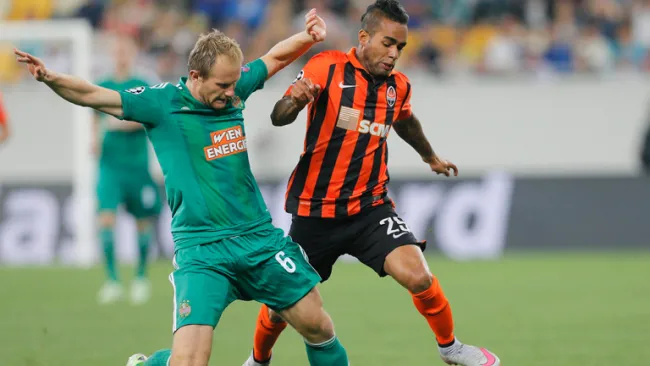 Teixeira disputa un partido con el Shakhtar