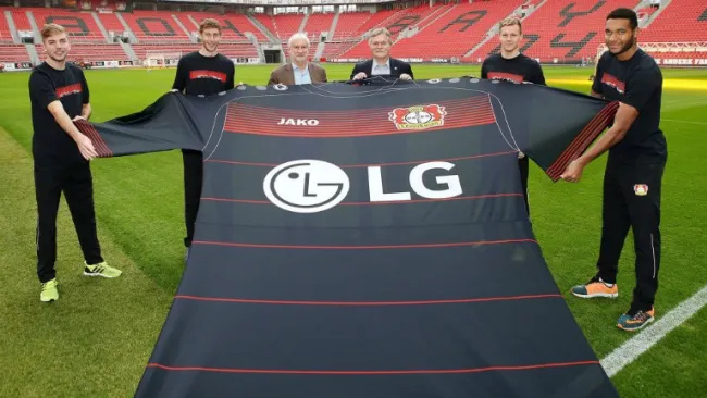 Jugadores del Leverkusen presentan la nueva playera