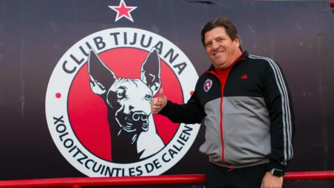 Miguel Herrera posa junto al logo de Xolos