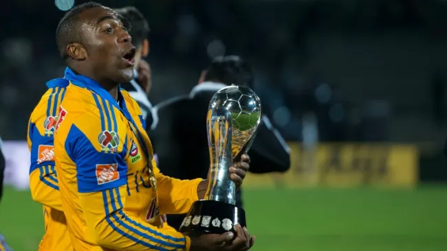 Joffre Guerrón sostiene el trofeo de Campeón