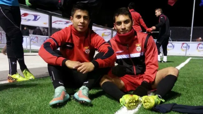 Yael Rivera posa con uno de sus compañeros en el Penya Encarnada