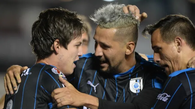 Los jugadores de Querétaro celebran un gol