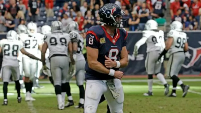 El QB de Houston en juego contra Oakland