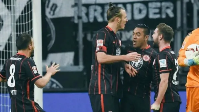 Marco Fabián celebra junto a sus compañeros un gol del Eintracht