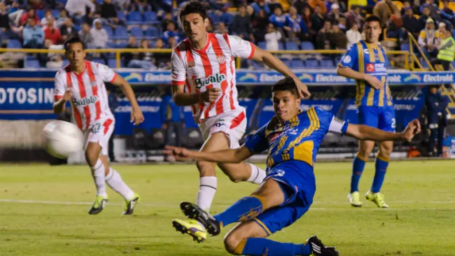 Othoniel Arce remata en contra de Necaxa