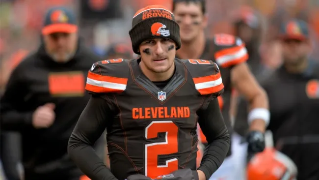 Johnny Manziel antes de un partido de Browns