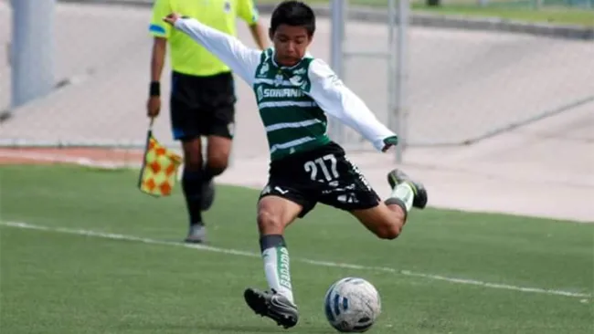 Ronaldo Zinedin en un partido con Santos
