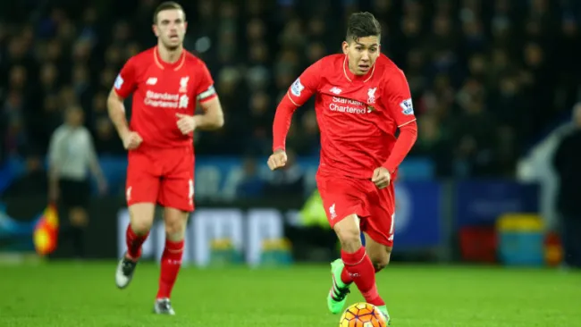 Firmino, en control del esférico