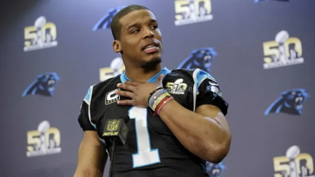 Cam Newton durante una conferencia de prensa