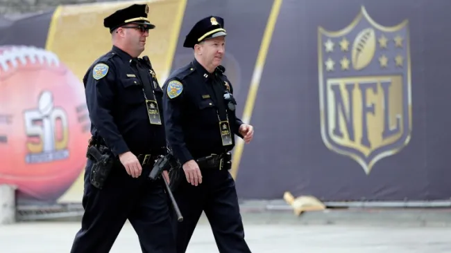 Policías caminando afuera del estadio