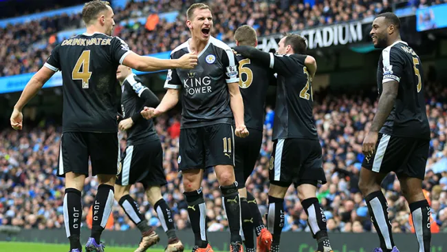 Jugadores del Leicester celebran el gol de Huth
