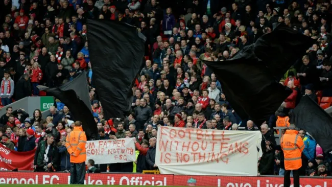 Aficionados Red protestando con mantas en Anfield
