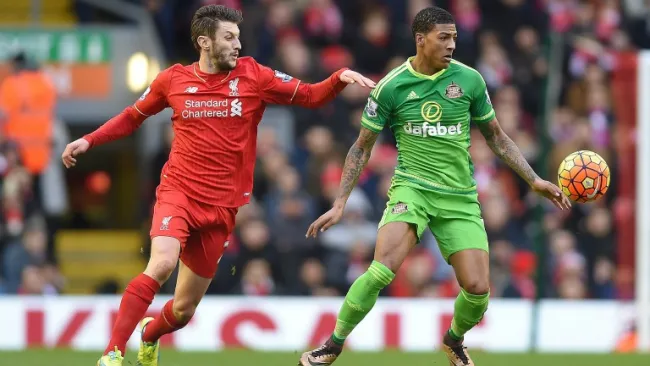 Lallana pelea un balón con Van Aanholt