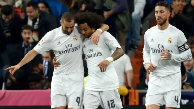 Benzema celebra con Marcelo un tanto