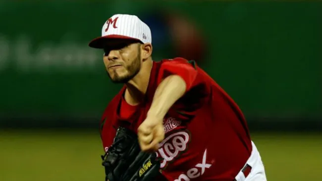 Héctor Rodríguez lanza una bola