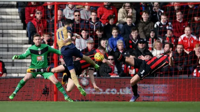 Özil marcando el primer gol para el Arsenal