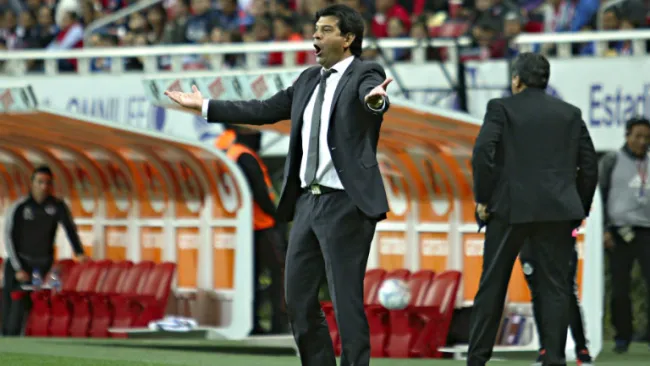 José Saturnino Cardozo, dando indicaciones a su equipo