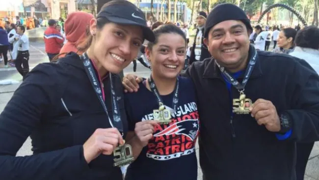 Participantes de la NFL Fan Race presumen sus medallas