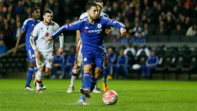 Eden Hazard, disparando en un duelo del Chelsea