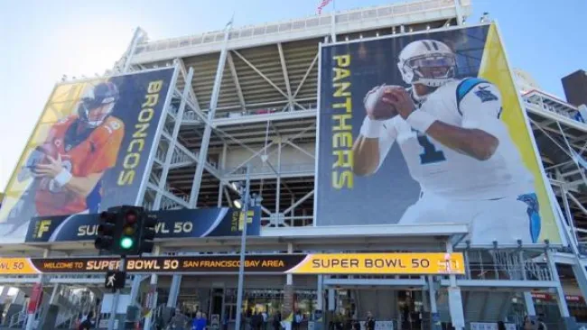 Fachada del Levi's Stadium antes del partido