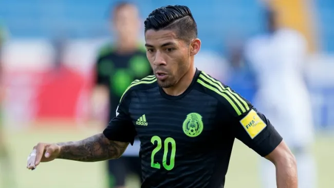 Javier Aquino durante un partido del Tri