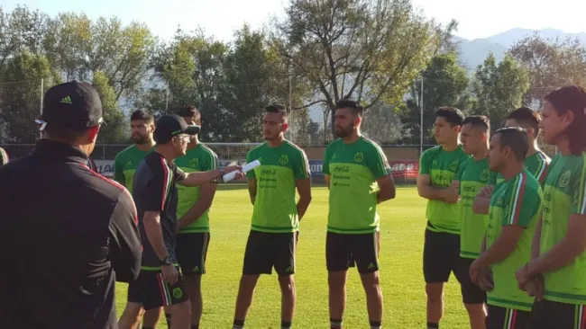 Jugadores del Tri recibiendo instrucciones por parte de Osorio