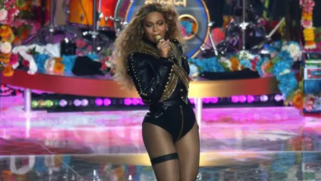 Beyoncé durante el espectáculo del entretiempo