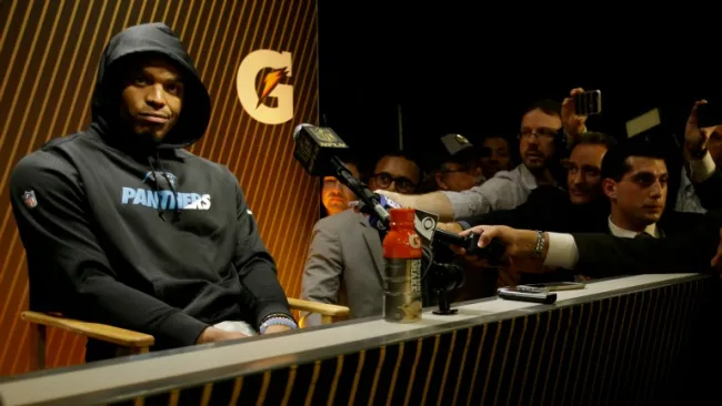 Cam Newton durante la conferencia de prensa