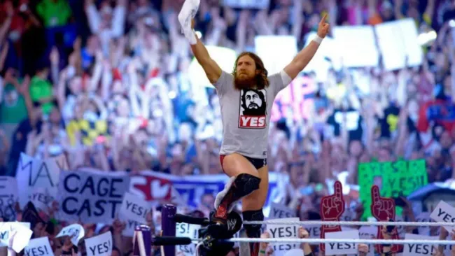 Daniel Bryan recibiendo los aplausos de los fanáticos