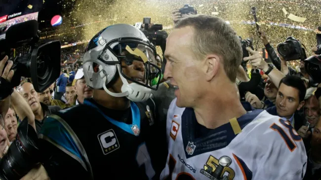 Newton y Manning se saludan después del juego