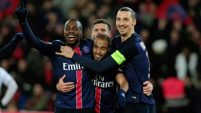 Jugadores de PSG celebran un gol