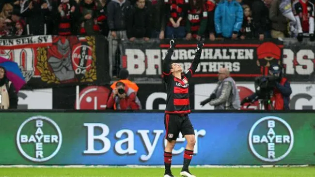 Chicharito festeja un gol con el Leverkusen