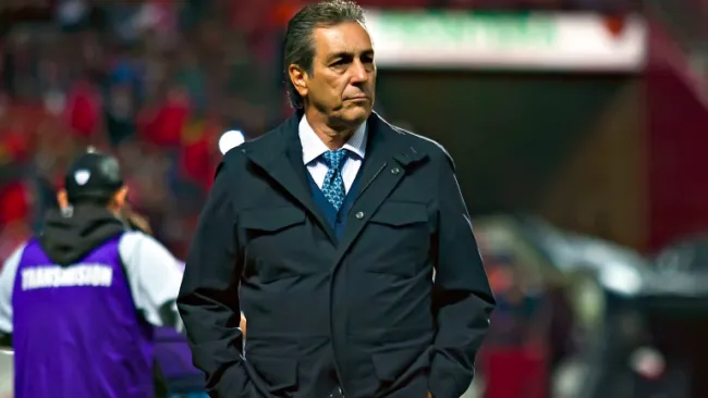 Tomás Boy observando a su equipo en la cancha de Tijuana