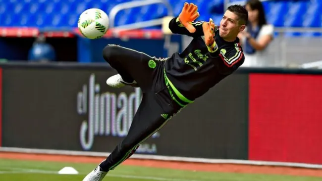 Palacios en entrenamiento previo a su juego amistoso contra Senegal