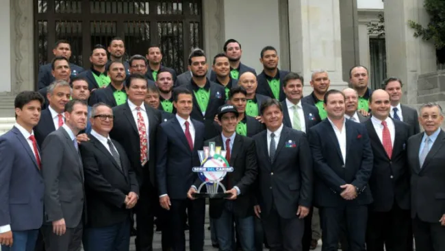 Los Venados de Mazatlán posan con Enrique Peña Nieto
