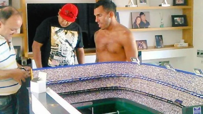 Tévez adquiriendo el futrbolito con la forma de La Bombonera