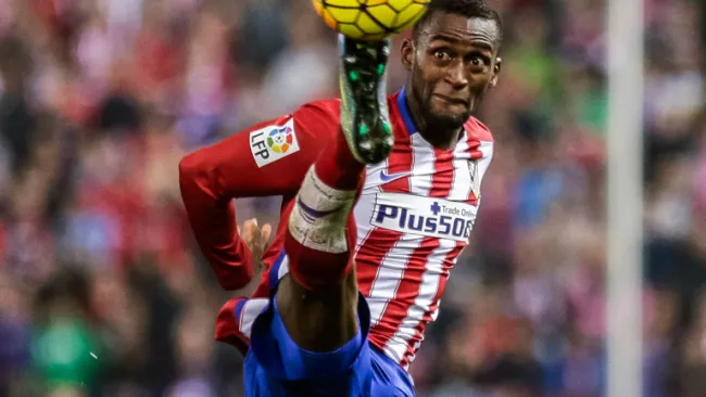Jackson controla el balón en el aire en juego del Atleti